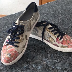Nine West embroidered sneakers 8M